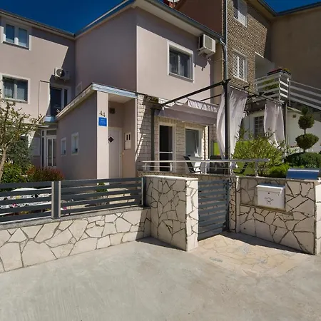 Katy 아파트 풀라